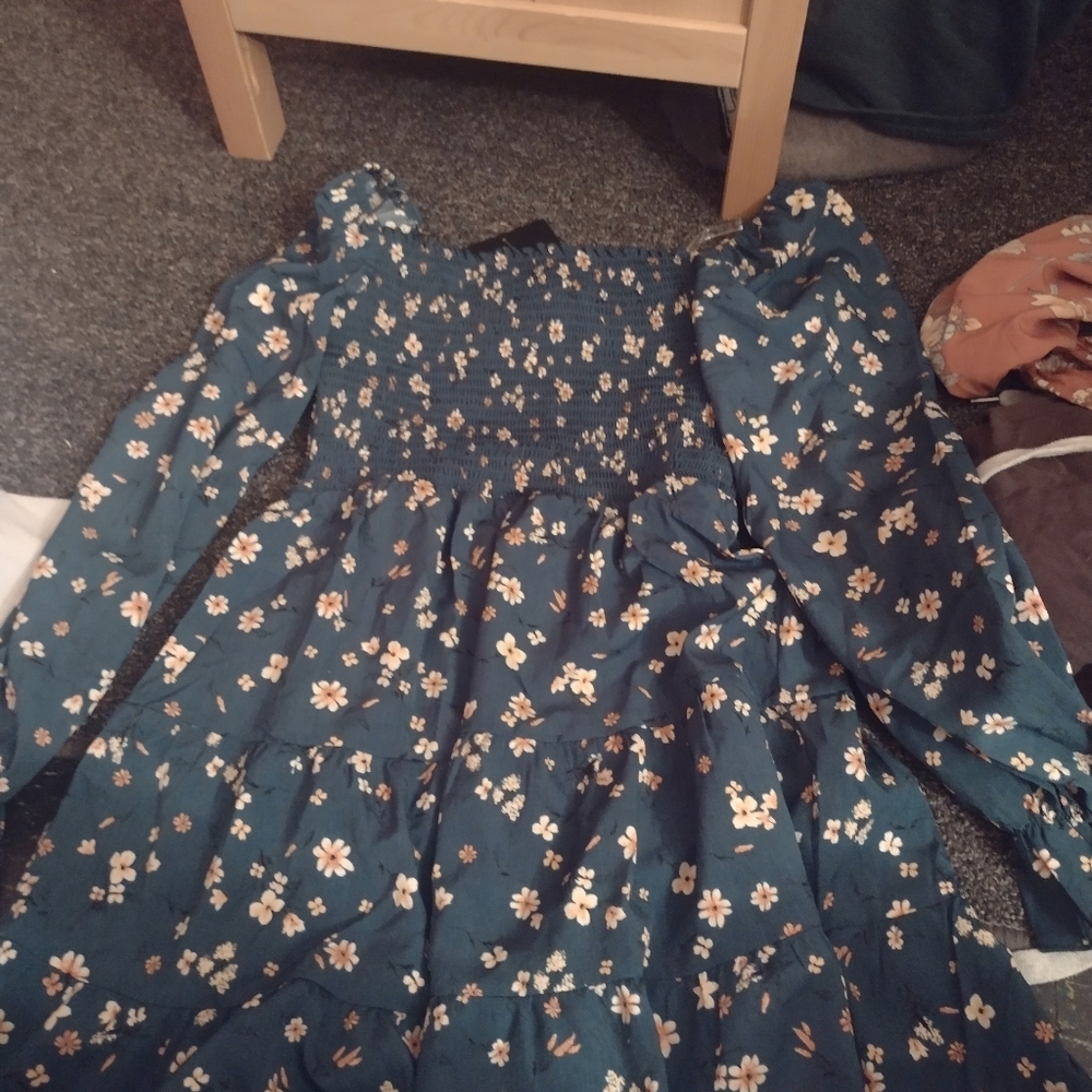 Super cute brand new size small juniors green flower dress-0569